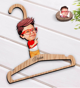 BK Gift Kişiye Özel Erkek Çocuk Karikatürlü Standart Boy Ahşap Elbise Askısı-1