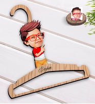 BK Gift Kişiye Özel Erkek Çocuk Karikatürlü Standart Boy Ahşap Elbise Askısı-1