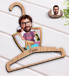 BK Gift Kişiye Özel Erkek Karikatürlü Standart Boy Ahşap Elbise Askısı-2