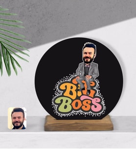 BK Gift Kişiye Özel Erkek Big Boss Karikatürlü Yuvarlak Ahşap Biblo-3