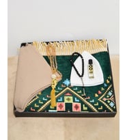 Çeyizlik Hediyelik Seccade Set – Kadife Kilim Desen, Eşarp, Tesbih, Takke, Esans ve Özel Kutu (Yeşil)