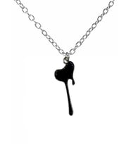 Siyah Damlayan Kalp Figürlü Kolye – Unisex Metal Zincirli Alternatif Tasarım
