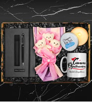 Öğretmenler Gününe Özel Tasarımlı Kupa & Üçlü Peluş Ayıcık Buketi & Defter & Deri Kılıflı Touch Pen Kalem & Özel Tasarım Mum Hediye Seti (Kırmızı)