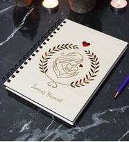 Kişiye Özel Anne Bebek Desenli Ahşap Kapaklı Defter - Ajanda - İsme Özel - A5 60 Yaprak (120 SAYFA) Hediyelik (Kırmızı)