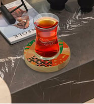 BK Gift Kişiye Özel Modern Art Tasarımlı Doğal Ahşap Tabaklı Heybeli Çay Bardağı Model 3