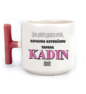 İşine Geleni Yapana Erkek Baskılı Kadınlar Günü Kırmızı Kulplu T Kupa