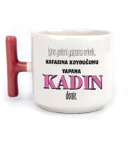 İşine Geleni Yapana Erkek Baskılı Kadınlar Günü Kırmızı Kulplu T Kupa