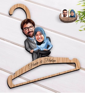 BK Gift Kişiye Özel Sevgililer Karikatürlü Standart Boy Ahşap Elbise Askısı-59