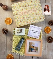 Kişiye Özel Karikatürlü Book Lover Hediye Kutusu - Kişiye Özel Lüks Pastel Fincan, El Kremi, Ahşap Fotoğraf Çerçevesi Doğum Günü Hediyesi