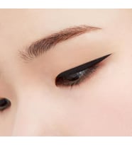 Suya Dayanıklı, İnce Uçlu Eyeliner Sharp So Simple Waterproof Pen Liner (01 Black)