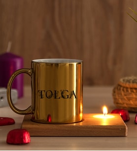 Kişiye Özel Çiçekli Harf Tasarım İsim Yazılı Ahşap Altlıklı Mumlu Gold Kupa