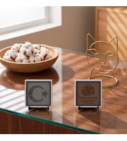 Deri Detaylı Ay-Yıldız Hat Sanatı ve Türkçe Çevirili Besmele İle Masanıza Manevi Huzur Taşıyan İkili Set 10x10 cm, Açık Kahve - Kül Gri