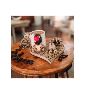 Leopar- Desenli kalp tabanlı Kadın Figürlü 1 Kişilik Fincan Set