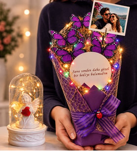 Kişiye Özel Fotoğraflı Renkli LED Işıklı Aynalı Mor Kelebek Buketi ve LED Işıklı Beyaz Melekli Fanus