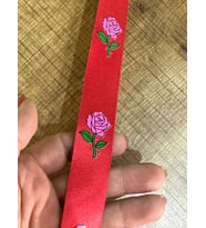 EN 5.5 CM GÜL BASKIŞI KURDELE ŞERİT DİKİŞ AKSESUARI BORDÜR 1 METRE (Kırmızı)