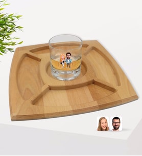 BK Gift Kişiye Özel Sevgililer Karikatürlü Viski Bardağı ve Doğal Masif Ahşap 4 Bölmeli Sunum Tabağı Çerezlik Hediye Seti-93