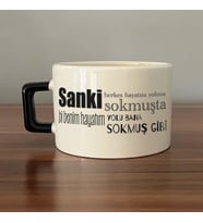 Sanki Herkes Hayatını Yoluna Sokmuşta Baskılı Siyah Kulplu C Fincan