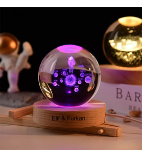 Kişiye Özel Işıklı Ahşap Kaideli Uzay Cam Küre 8cm*6cm