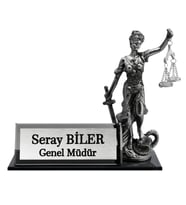 Kişiye Özel Tasarım Cam Masaüstü İsimlik - Ofis İsimlik - Masalık – Masa İsimliği – Ofis İsimliği – Yönetici İsimliği – Kişiye Özel Hediye – Themis Adalet Heykeli İsimlik