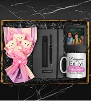 Öğretmenler Gününe Özel Kişiye Özel Tasarım Kupa & Üçlü Peluş Ayıcık Buketi & Defter & Deri Kılıflı Touch Pen Kalem & Kişiye Özel Fotoğraf Çerçevesi