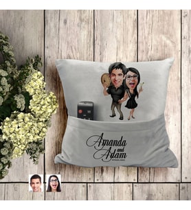 BK Gift Kişiye Özel Sevgililer Karikatür Tasarımlı Organizer Kumanda ve Atıştırmalık Cepli Gri Kırlent Yastık-18 Arkadaşa Hediye, Cepli Yastık
