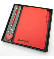 Signator® Codex  N168 Kişiye Özel Defterli Set - İsme Özel Kırmızı Kalem + İsme Özel Kırmızı Defter + İsme Özel Kırmızı Anahtarlık  İsme Özel Kutusunda Hediyelik Set (Karışık)