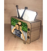 Kişiye Özel Resimli Ahşap Nostaji TV Peçetelik (Kahverengi Açık)