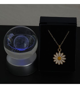Papatya Kolye Altın Kaplama Özel Kutuda & Satürn Model Cam Küre Işıklı Standlı Set