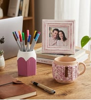 Ng Gifts Kişiye Özel Çerçeveli Mürdüm Kalemlik ve Kupa Hediye Seti