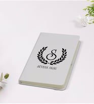 BK Gift Kişiye Özel Çelenk Baş Harfli İsimli 9x14cm Beyaz Defter - Model 3