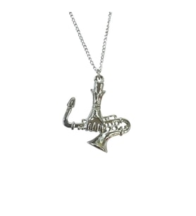 Saksafon Tutan El Figürlü Metal Kolye – Unisex - Müzik Temalı Aksesuar 60 cm Zincir (Gümüş)