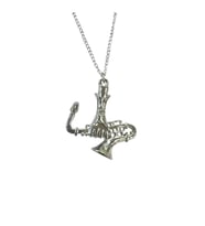 Saksafon Tutan El Figürlü Metal Kolye – Unisex - Müzik Temalı Aksesuar 60 cm Zincir (Gümüş)
