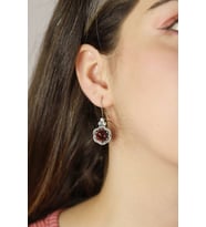 Kök Zümrüt Taşlı Çiçek Modeli Otantik Gümüş Küpe (Kırmızı)