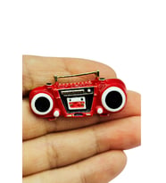 Retro Kırmızı Boombox Radyo Tasarım Broş – Vintage Müzik Severler İçin Şık Aksesuar