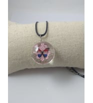 YAŞAYAN CANLI KOLYE/KELEBEK DESENLİ KURUTULMUŞ GELİN ÇİÇEĞİ (Toz Pembe)