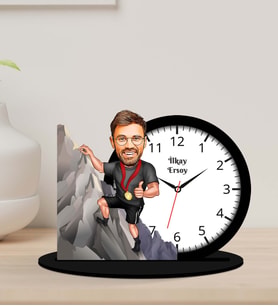 Kişiye Özel Karikatürlü Dağcı Ahşap Biblo Masa Saati