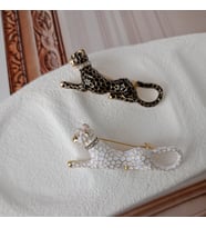 Lente Aksesuar Kaplan Broş-Kristal Taşlı Gold Detaylı Leopar Figürlü Yaka İğnesi (Beyaz)