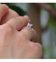 Starlight Diamond Yanları Kalpli Tek Taş Gümüş Yüzük