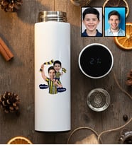 Kişiye Özel Karikatürlü Sarı Lacivert Taraftar Baba Oğul Filtreli Dijital Göstergeli Termos Babalar Günü Hediyesi