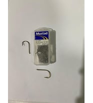 MUSTAD 505  4/0 UZUN SAP BÜYÜK,BRONZ SARI KARIŞIMI RENK,DELİKSİZ İĞNE 24 ADETLİ KUTU
