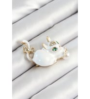 Zirkon Taşlı İnci Detaylı Beyaz 3D Kedi Figürlü Gold Renk Kadın Broş 5886 - SSSSSS7895-4082