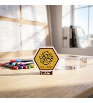 Modern Görünümlü Kûn Fe Yekûn Yazılı Masaüstü Dekoratif Obje Sevdiklerinizi Mutlu Edecek Anlamlı Bir Hediye 10x10 cm