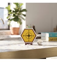 Modern Çizgili Pusula Tasarımlı Masaüstü Dekoratif Obje Sevdiklerinizi Mutlu Edecek Anlamlı Bir Hediye 10x10 cm