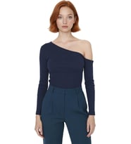 Kadın Bordo Fitted Vücuda Oturan Asimetrik Yaka Düşük Kol Örme Bluz Uzun Kollu Crop Kesim Rahat