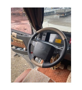 DİKİŞLİ DİREKSİYON KILIFI KOYU BEJ/SİYAH DERİ SİYAH DİKİŞLİ VOLVO TIR KAMYON İÇİN