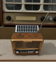 Kişiye Özel İsimli Retro Radyo Bluetooth Hoparlör – Güneş Enerjili, USB ve Şarjlı Müzik Çalar