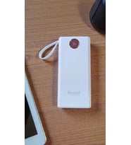 H004 20000 mah power bank PD 30W ve USB 22.5W FAST HIZLI ŞARJ DAHİLİ TYPE C VE LİGHTNİNG KABLOLU DÜNYA STANDARTLARINA UYGUN POLYMER BATARYA BİREBİR AMPER LCD GÖSTERGELİ POWERBANK