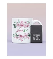Çiçek Desenli İsimli Kupa Bardak ve Kişiye Özel İsimli Zippo (Siyah - Beyaz)