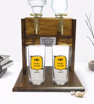 BK Gift Kişiye Özel Renkli Baskılı Haydi Abbas Vakit Tamam Tasarımlı İkili Rakı Bardağı ve Çift Musluklu Doğal Ahşap Rakı Standı-1 (Model 1)