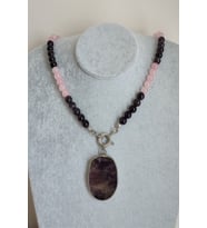 8 MM PEMBE KUVARS, AMETİST KOLYE UÇLU DOĞALTAŞ KOLYE